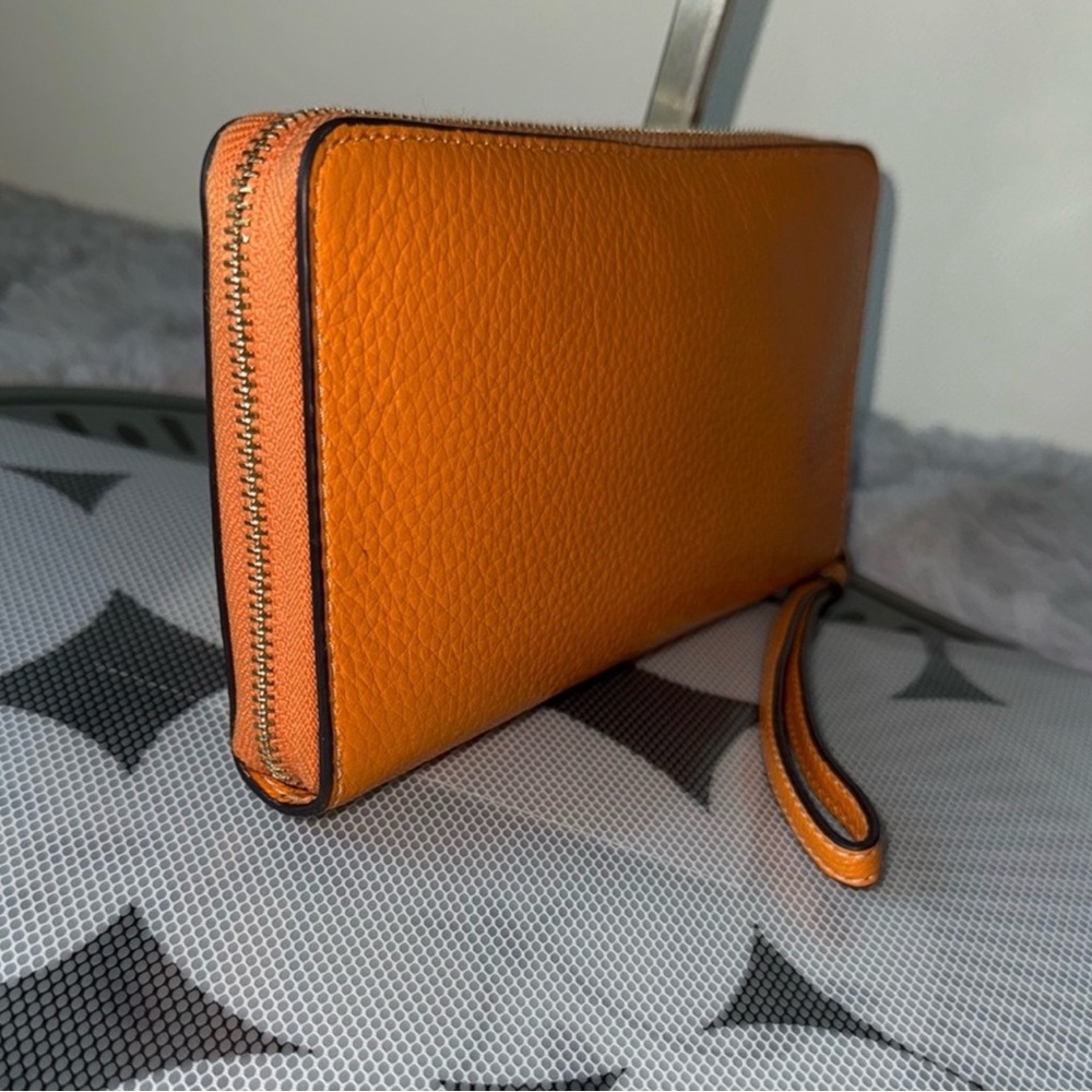 ✨💎EUC💎✨COACH PEBBLED LEATHER LARGE WRISTLET! - Picture 6 of 10